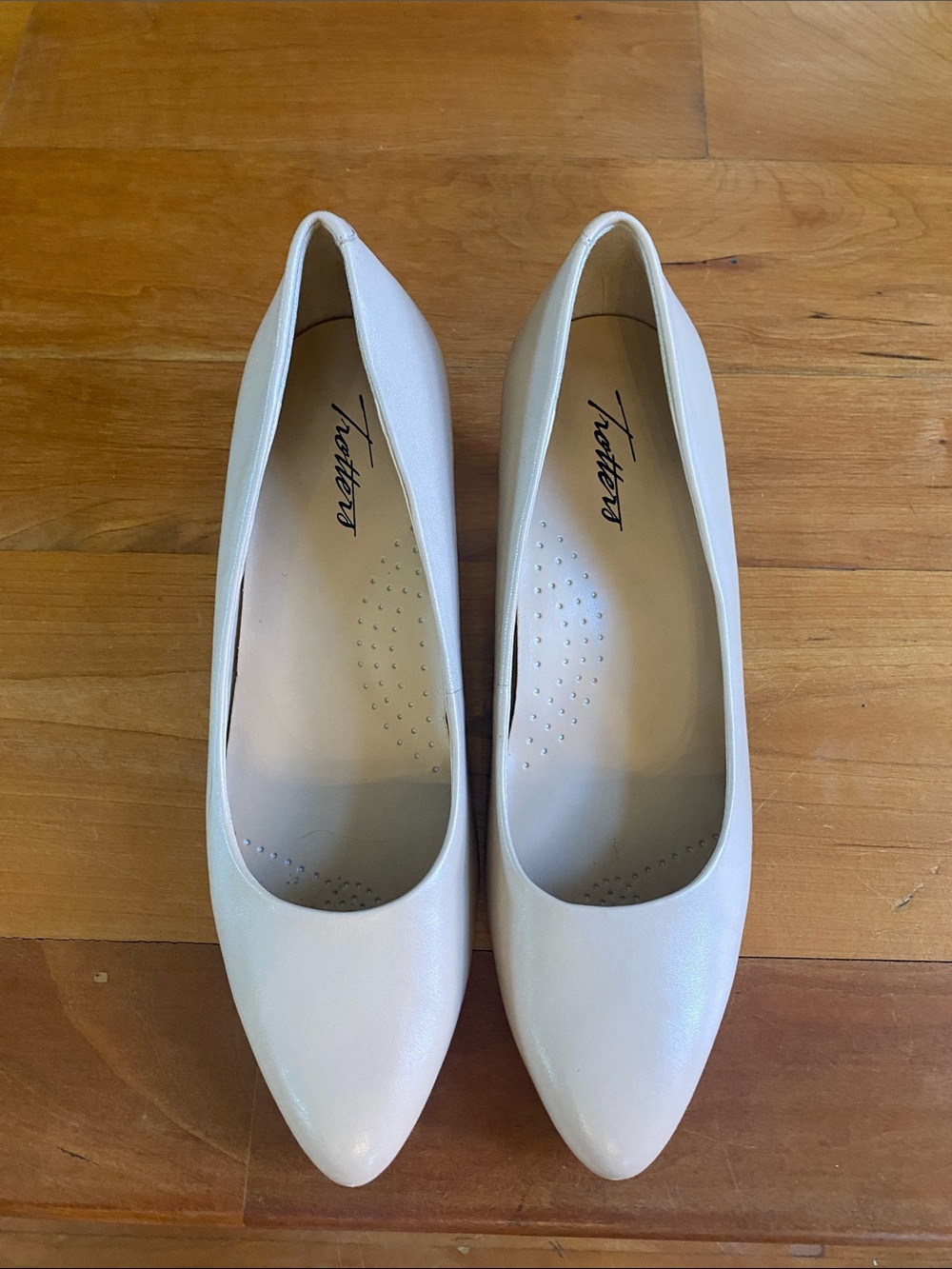 Trotters Pointed-Toe Kitten Heels
